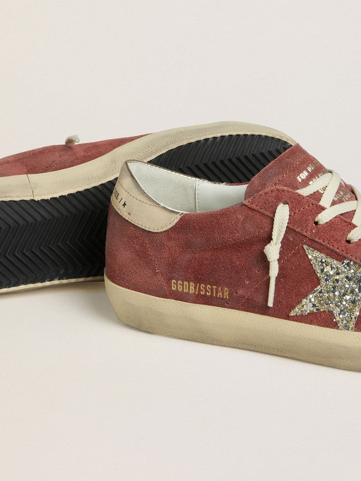 Scarpe da donna Super-Star LTD in camoscio rosso con stella glitter argento e pelle laminata sul tallone